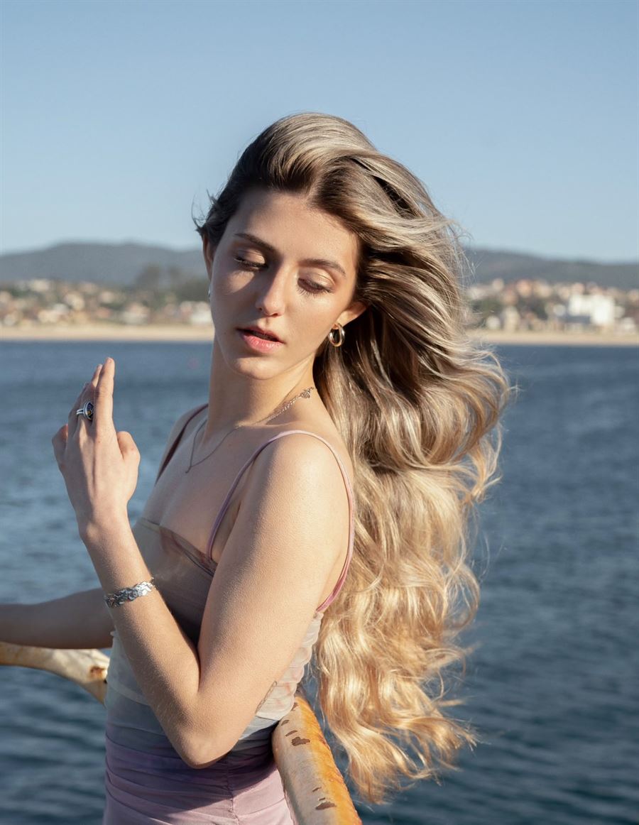 Melena rubia con ondas al viento
