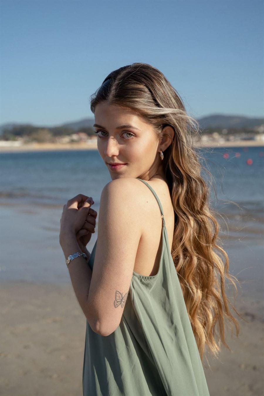 Melena larga con mechas iluminadas en la playa
