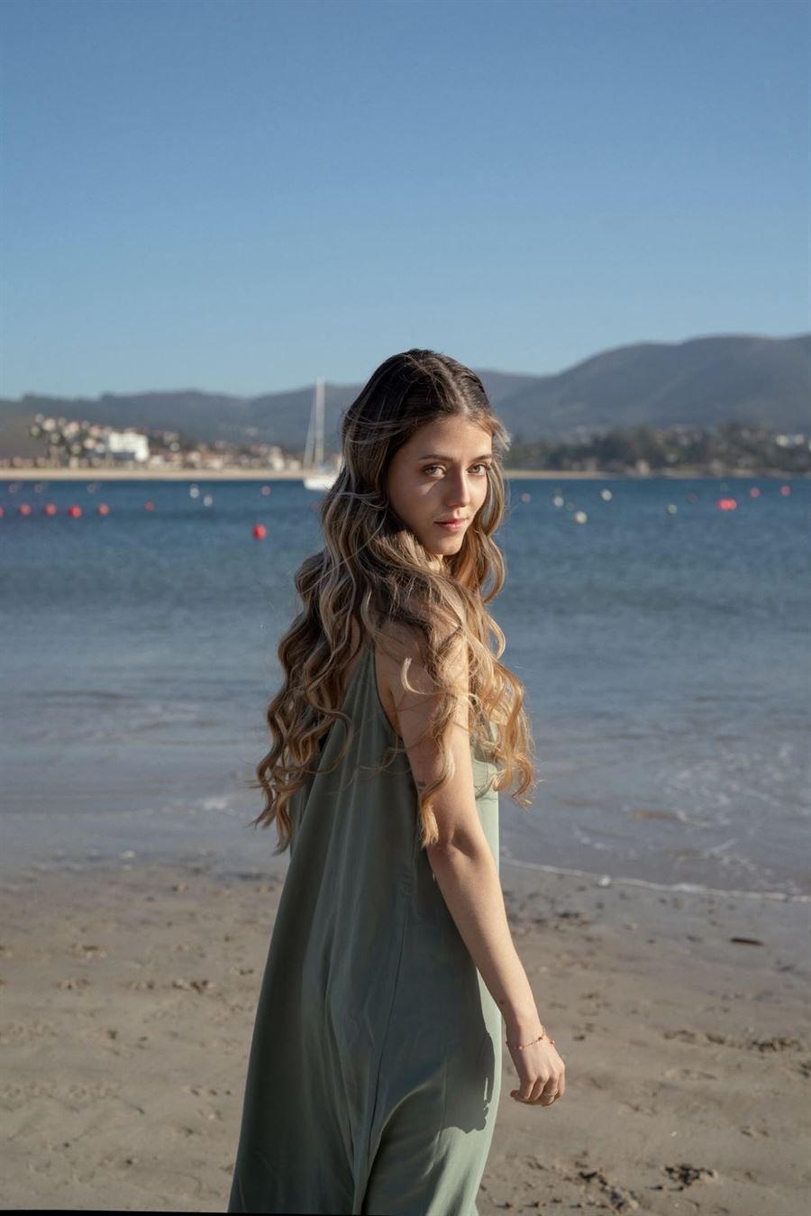 Melena larga con ondas y mechas en la playa